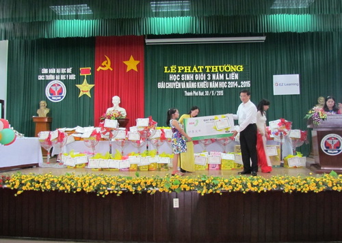 Công đoàn Trường ĐHYD Huế tổ chức lễ phát thưởng học sinh giỏi cho con cán bộ công chức, người lao động của trường nhân ngày quốc tế thiếu nhi 1.6.2015